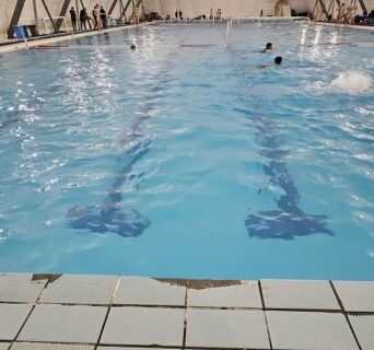 Gianni Cenni in visita alla piscina di via Roma